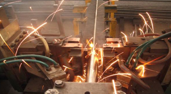 利用余熱鍋爐吸收礦熱電爐煙氣中的熱量，產(chǎn)生的飽和蒸汽作為熱源使用該系統(tǒng)投入運行后，將為有效回收礦熱爐煙氣余熱、實現(xiàn)清潔生產(chǎn)提