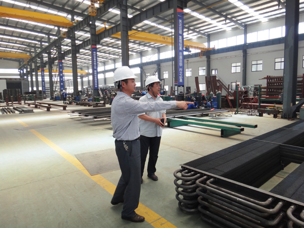 查看現(xiàn)場生產設備